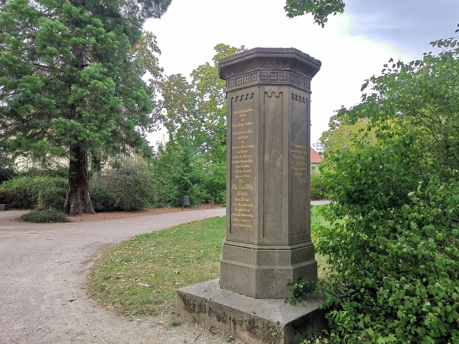 Adenauerpark in Speyer, Wegführung im Park entlang der Stadtmauer