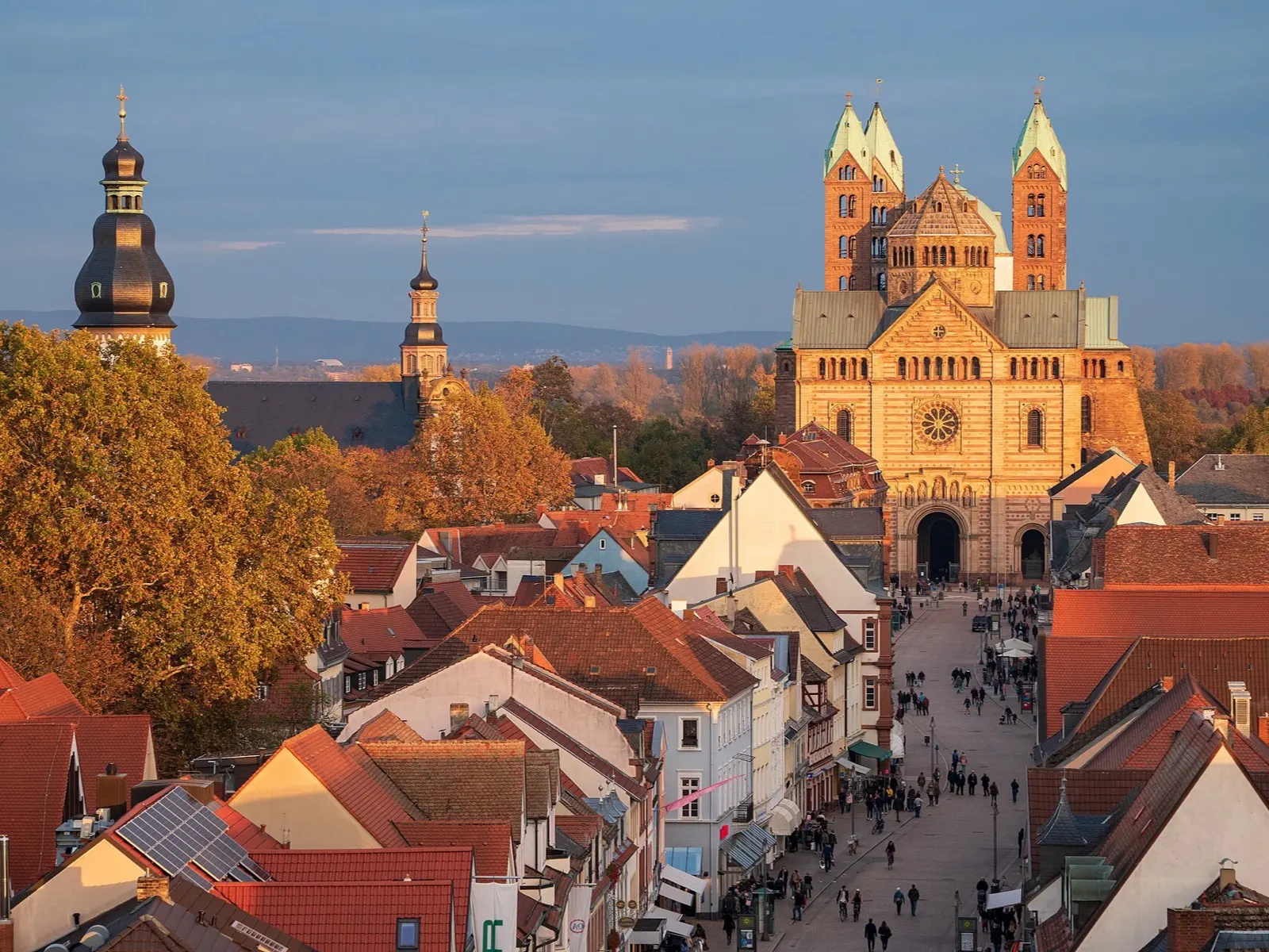 Speyerer Altstadt vom Altpörtel aus, Blick über die Maximilianstraße zur Domfassade in Abendsonne