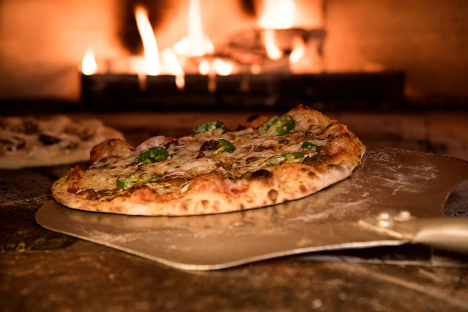 Symbolbild: Pizza im Holzofen (Illustrationsfoto, nicht aus der tatsächlichen Küche)