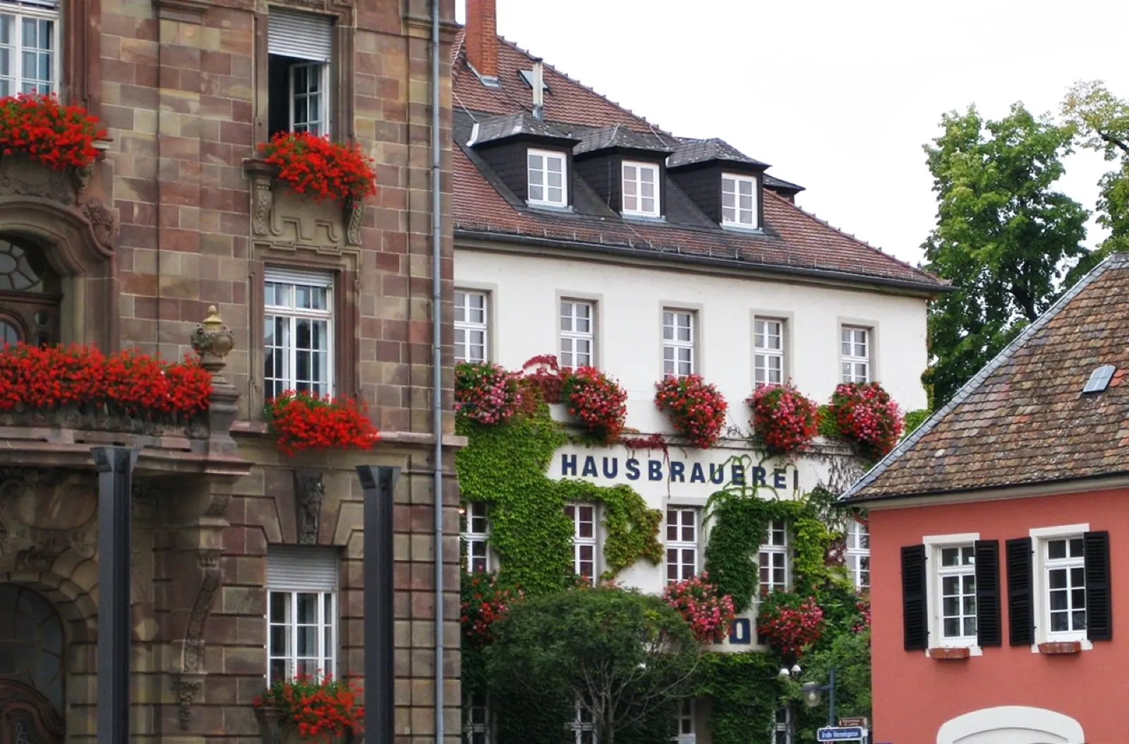 Domhof Hausbrauerei in Speyer, Außenansicht mit Biergarten am Bauhof