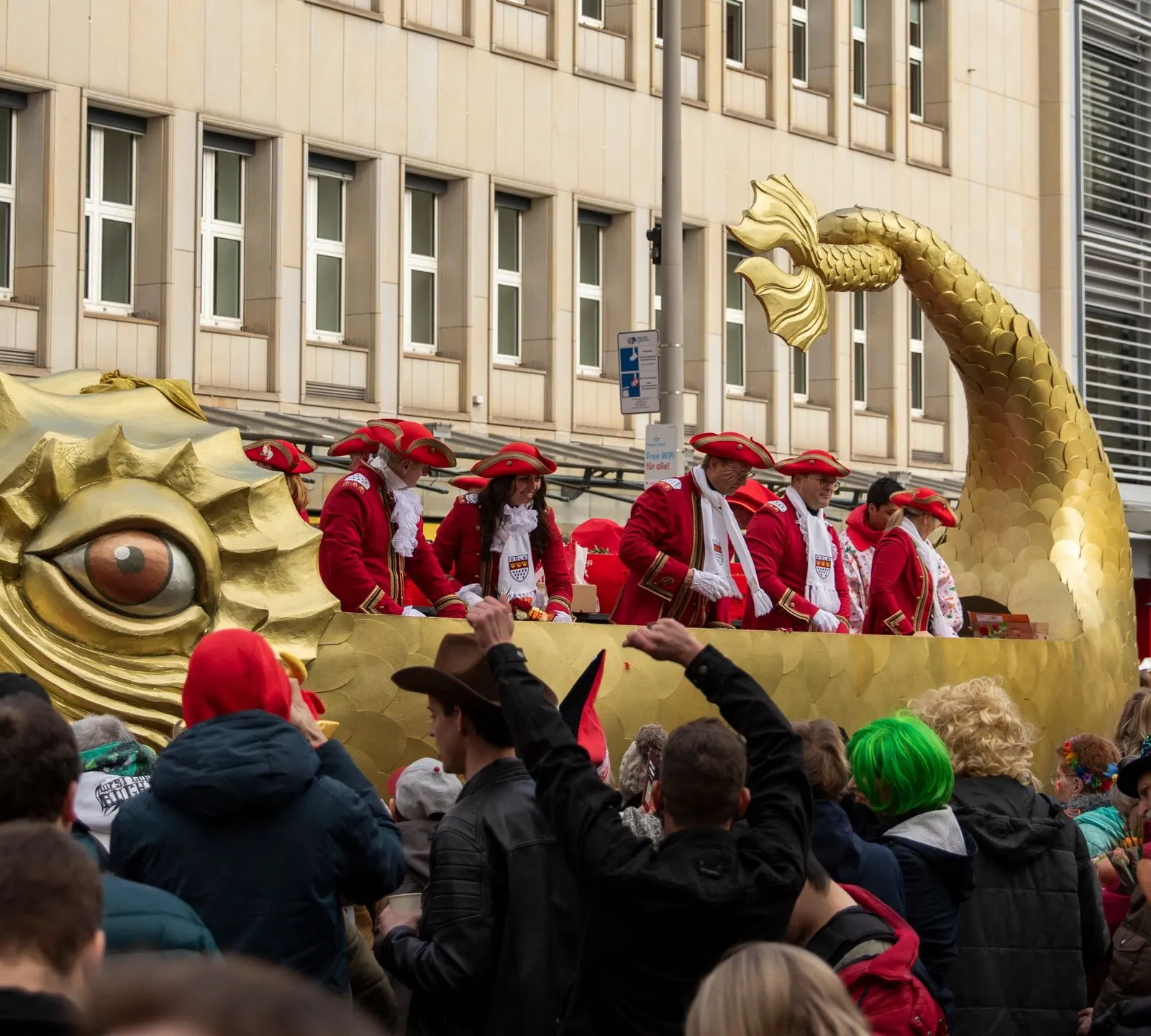Symbolbild: Karnevalsumzug mit Kostümen und Konfetti (Illustrationsfoto, nicht die tatsächliche Speyerer Fastnacht)