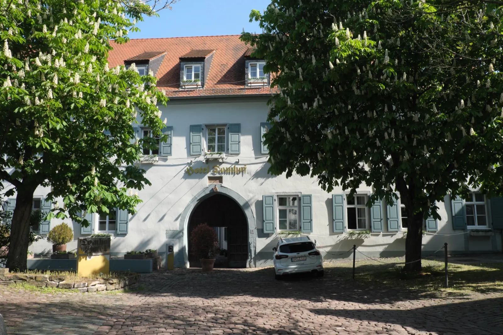 Hotel Domhof in Speyer, Fachwerk-Fassade und Innenhof-Biergarten am Bauhof