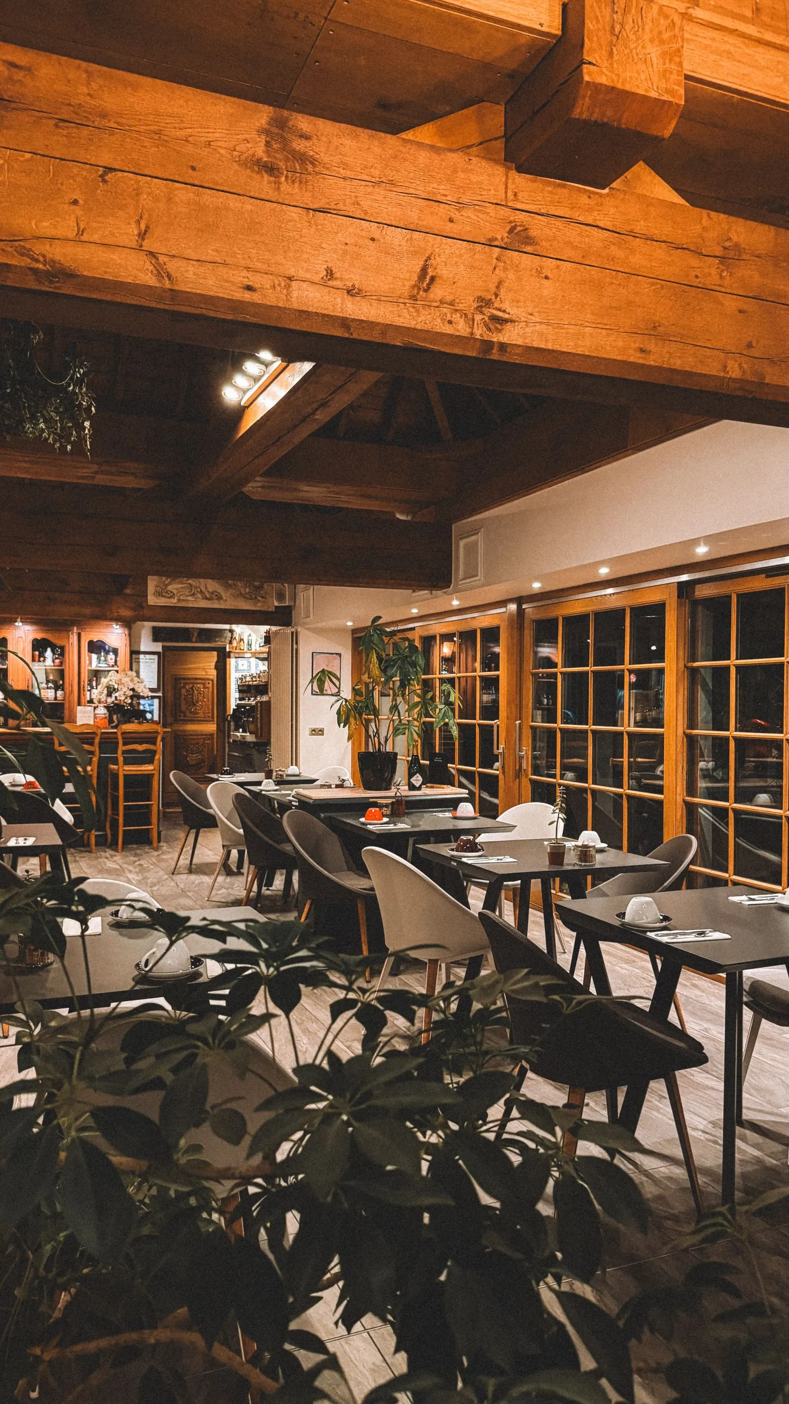 Symbolbild: gemütlicher rustikaler Gastraum mit Holzbalken (Illustrationsfoto, nicht das tatsächliche Restaurant)