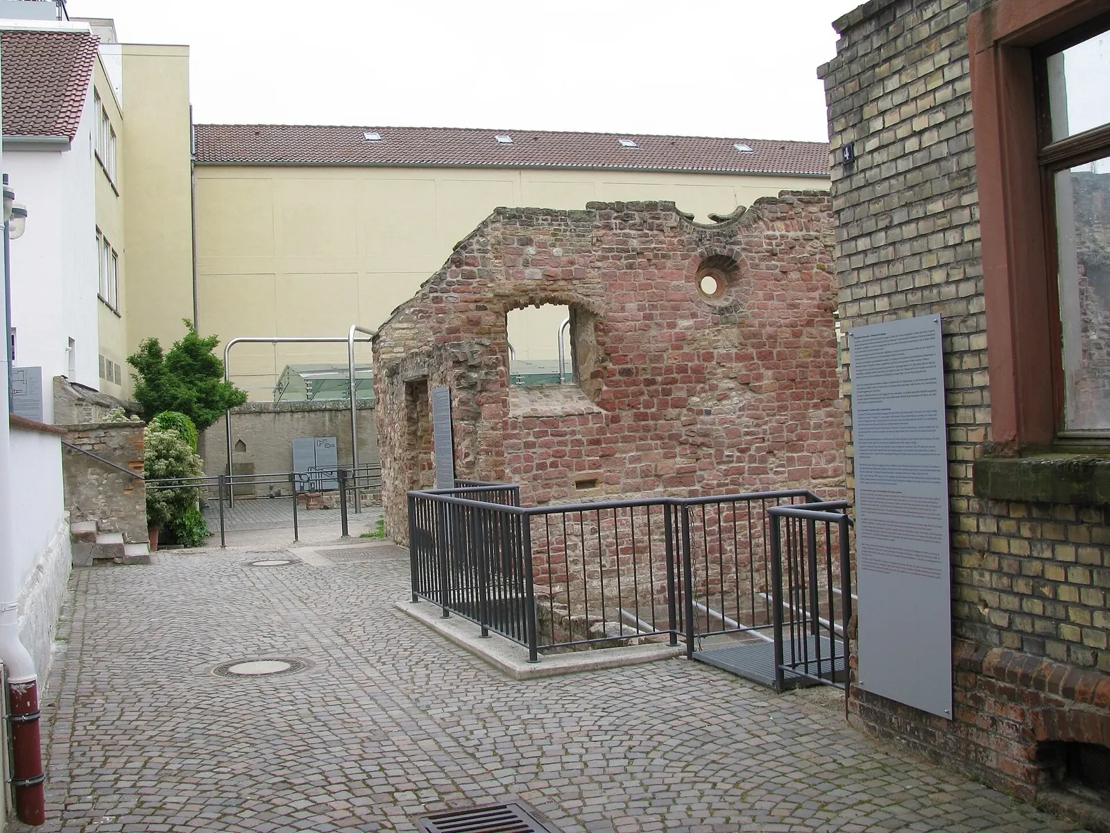 Judenhof in Speyer, mittelalterlicher SchUM-Hof mit Mikwe-Eingang