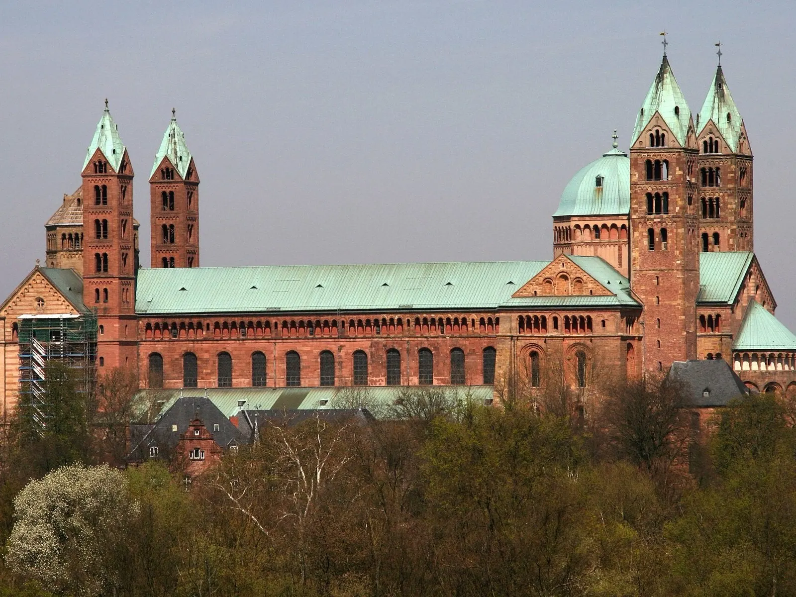 Speyerer Kaiserdom, Außenansicht mit Vierungsturm und beiden Westtürmen