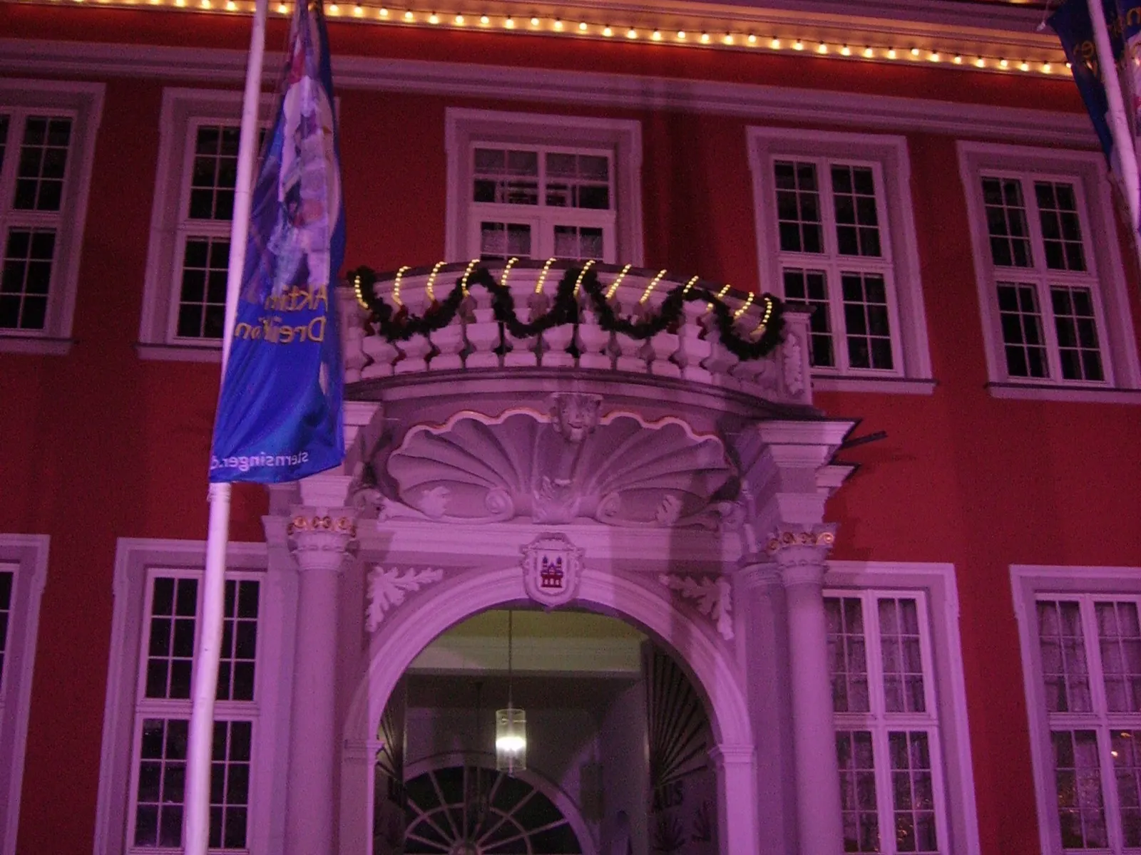 Historisches Rathaus in Speyer bei Nacht, beleuchtete Barockfassade