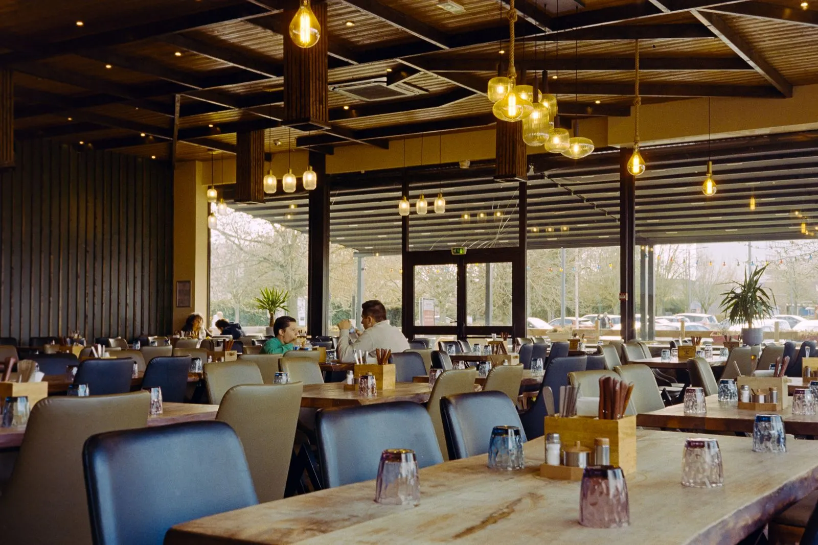 Symbolbild: helles modernes Bistro-Interieur mit Gästen (Illustrationsfoto, nicht das tatsächliche Restaurant)