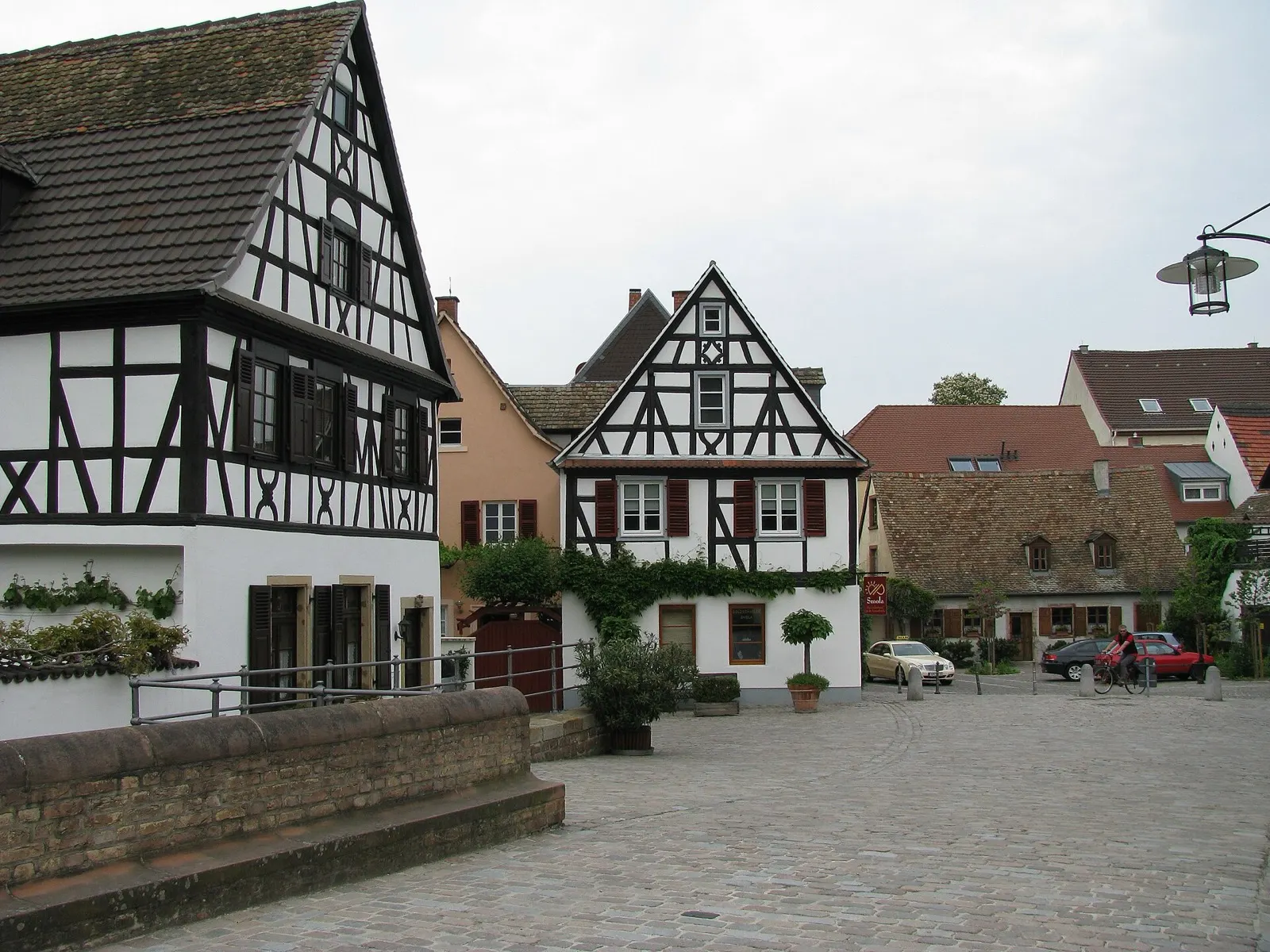 Hasenpfuhl-Quartier in Speyer-Süd an der Sonnenbrücke, Fachwerkhäuser im historischen Fischerviertel