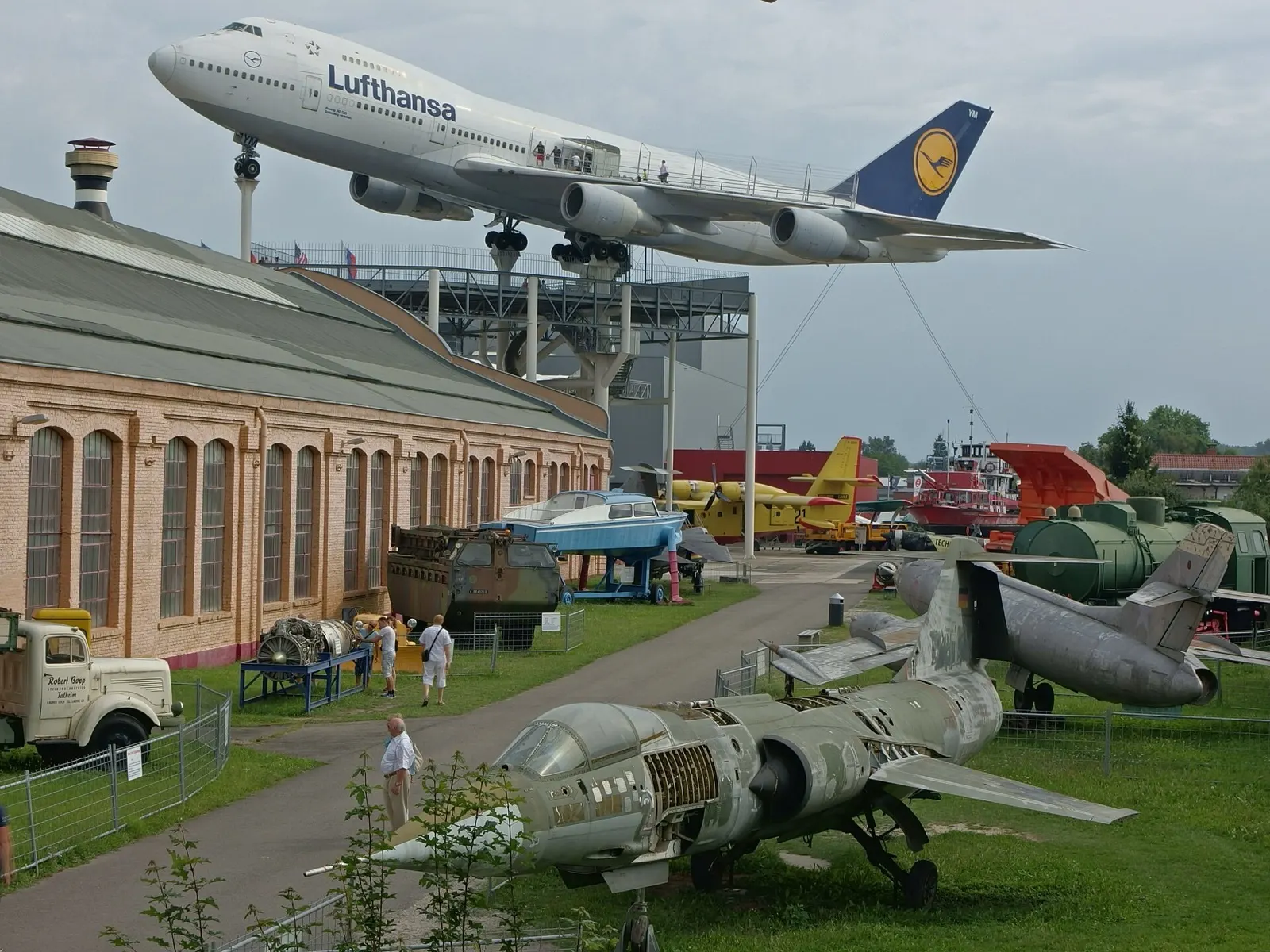 Technik Museum Speyer, Boeing 747 als Außenexponat über der Liller Halle