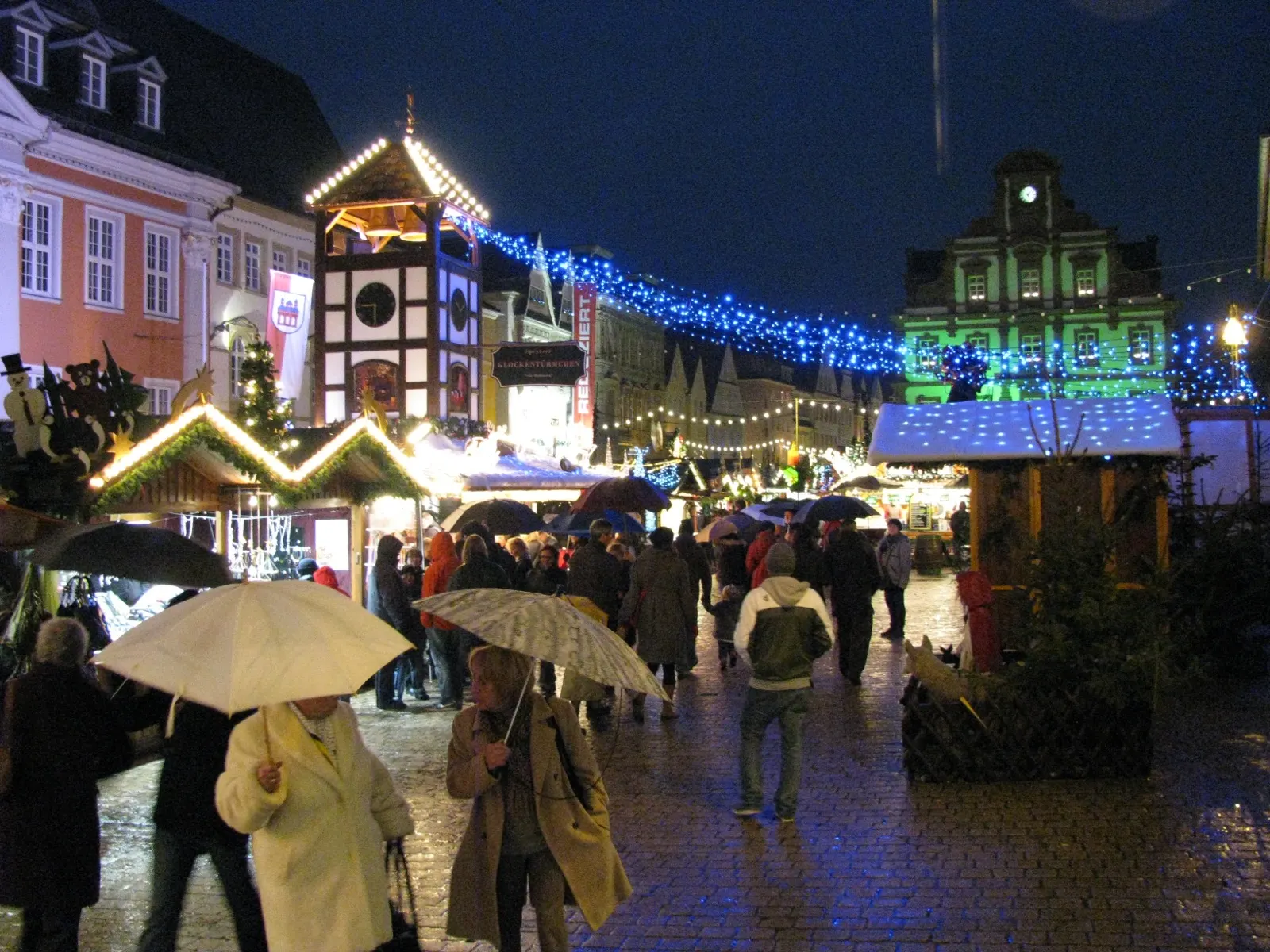 Speyerer Weihnachtsmarkt, beleuchtete Verkaufsstände in der Altstadt