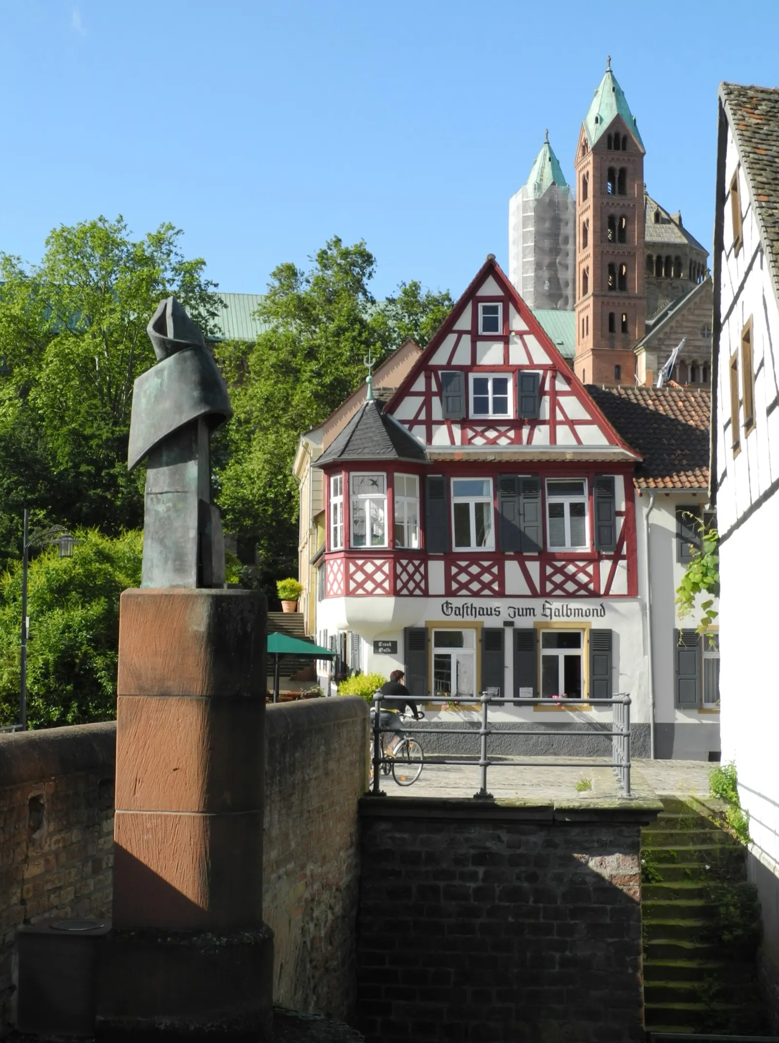 Fachwerkhaus Halbmond in der Speyerer Sonnengasse, Standort der Wirtschaft zum Halbmond